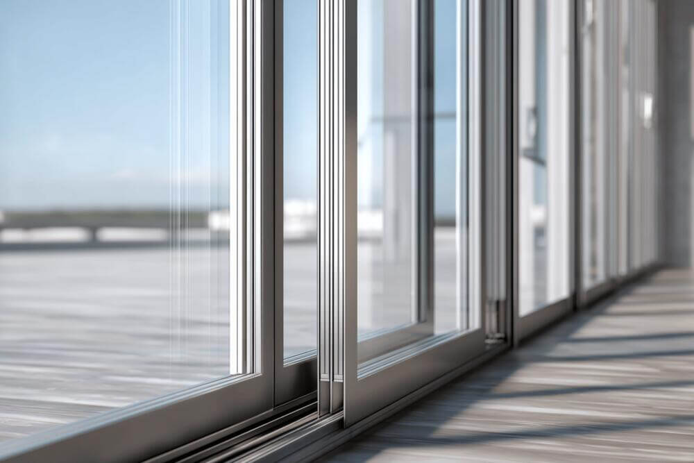 Konserwacja systemów przesuwnych HST/PSK: czyszczenie szyn i odpływów, smar okuć; okno PCV Uw 0,7–1,1, 5–7 komór, montaż 3-warstwowy.