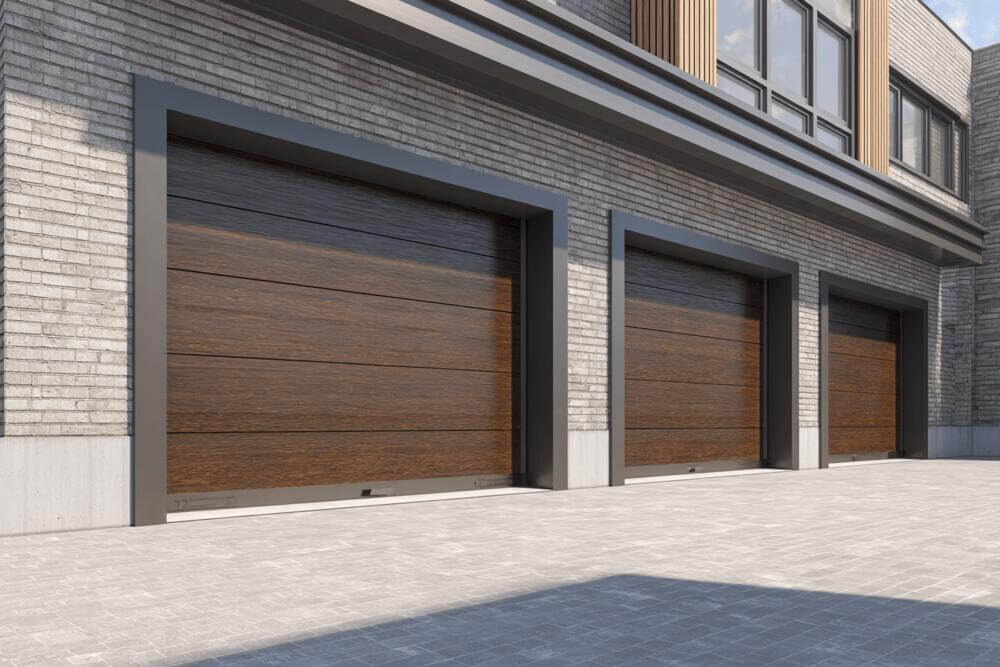 Która brama garażowa otwiera się najszybciej: segmentowa z dobranym napędem; rolowana zależy od pancerza i automatyki, uchylna ma większe opory.