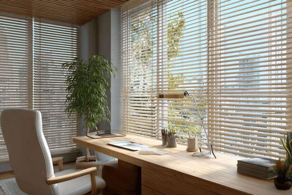 Żaluzje do biura: poziome z regulacją lameli i fasadowe redukują odblaski; fasadowe ograniczają przegrzewanie, wewnętrzne ułatwiają montaż.